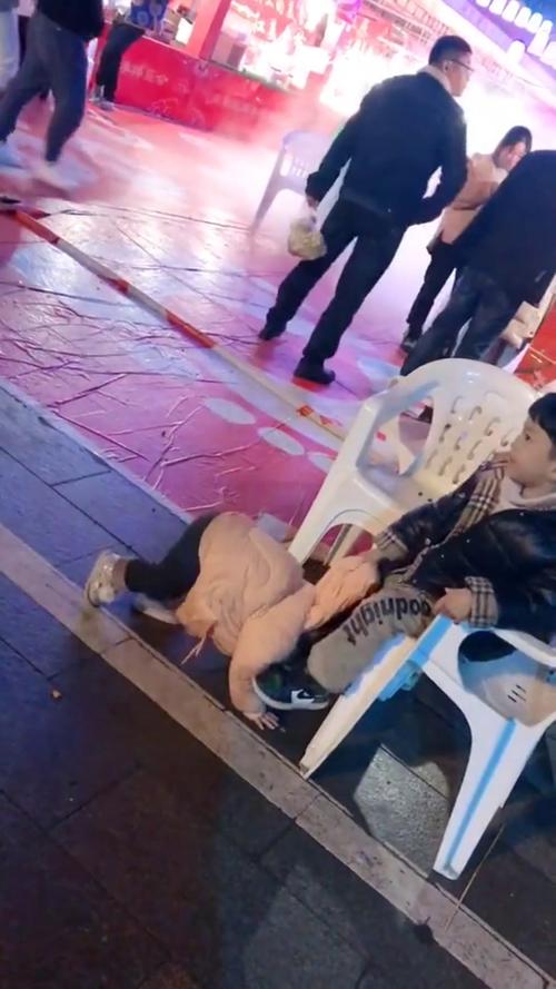 新门内部资料免费提供和带不同小孩地铁乞讨与地铁带两个小孩